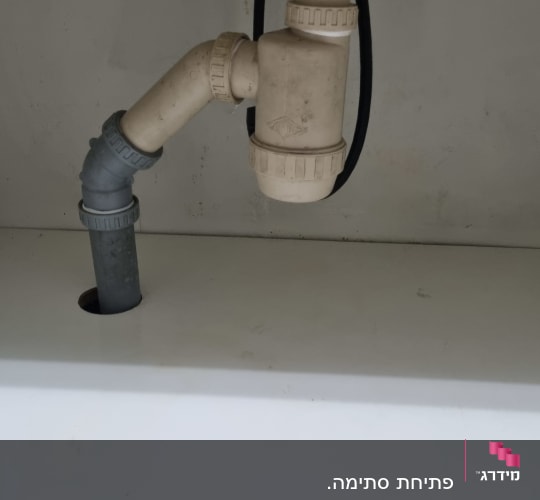 צנרת פלסטיק מתחת לכיור עם חיבורים
